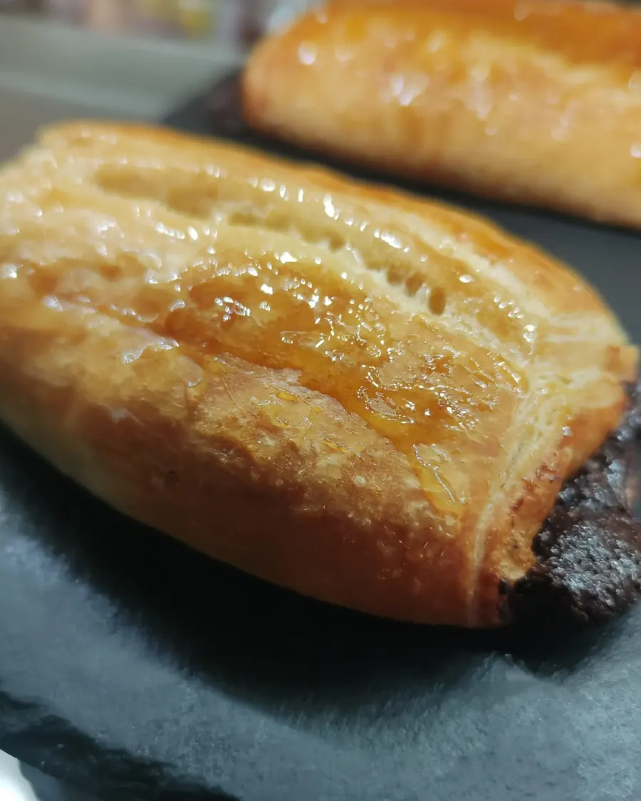 Napolitana de hojaldre en la vitrina de GOLOSO Deusto