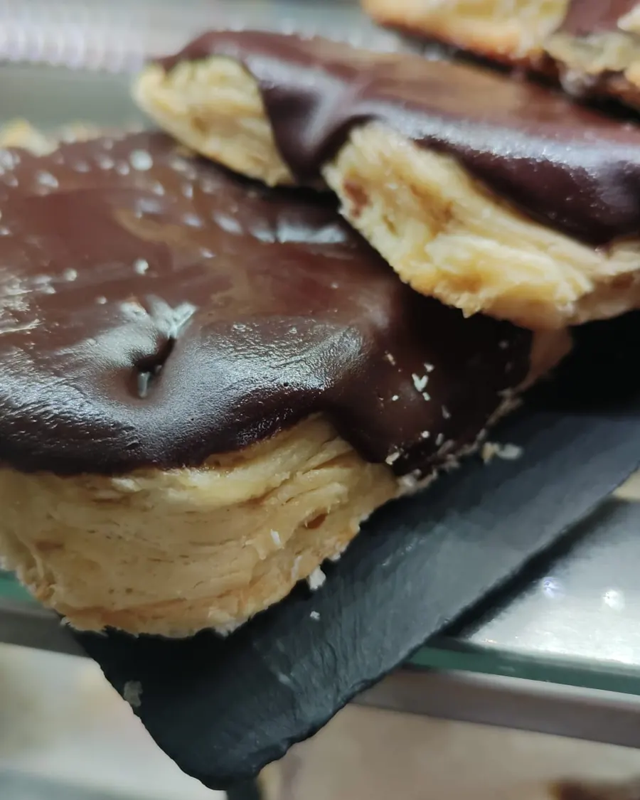 Palmeras de chocolate en el mostrador de GOLOSO Bilbao