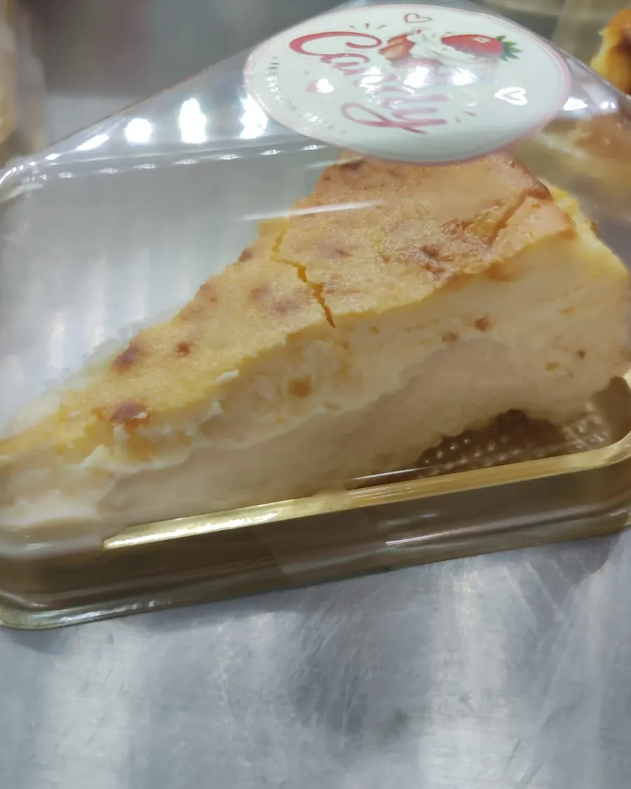 Porción de tarta en el mostrador de GOLOSO Deusto